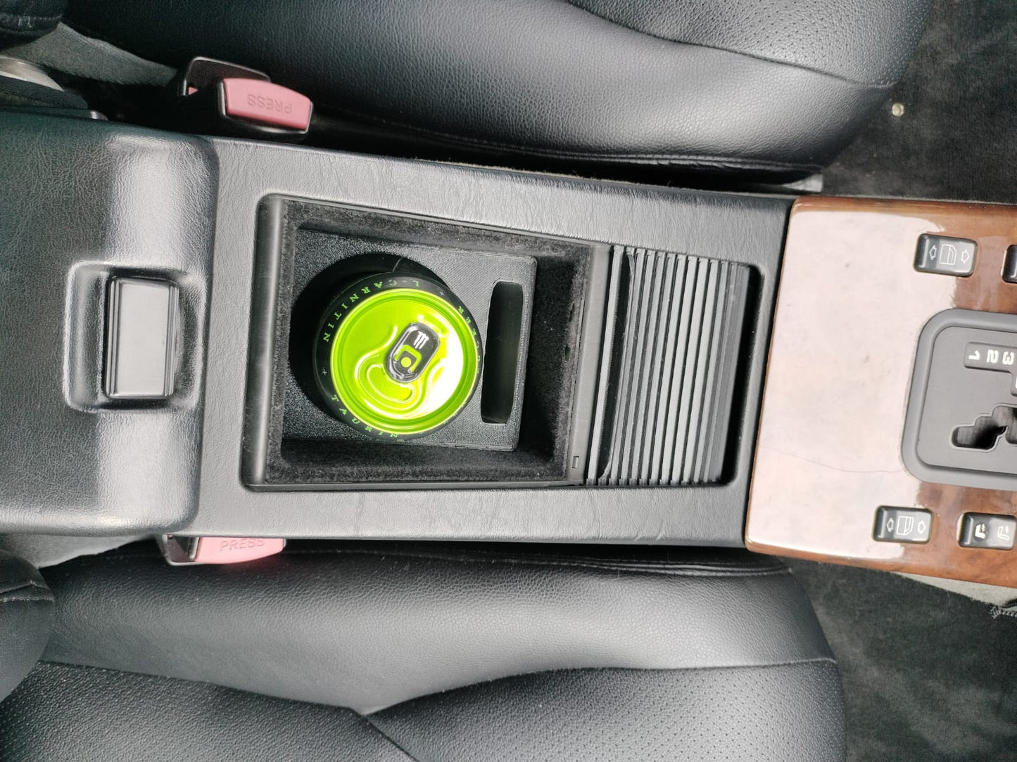 "Sip-n-Scroll" Mini Cupholder Becherhalter Getränkehalter für Mercedes R129 SL 500 320 300 73 AMG in Vließeinsatz