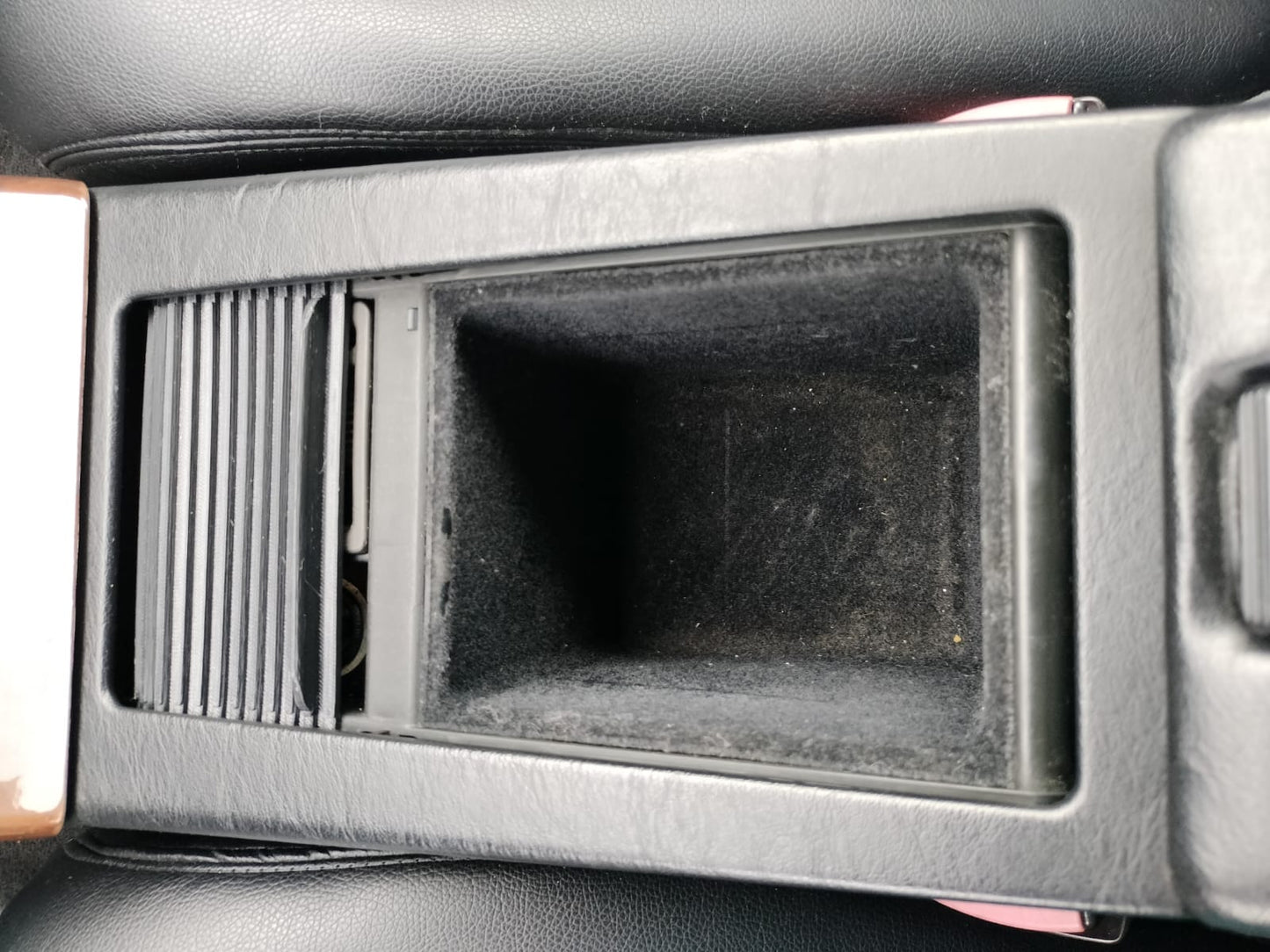 "Sip-n-Scroll" Mini Cupholder Becherhalter Getränkehalter für Mercedes R129 SL 500 320 300 73 AMG in Vließeinsatz