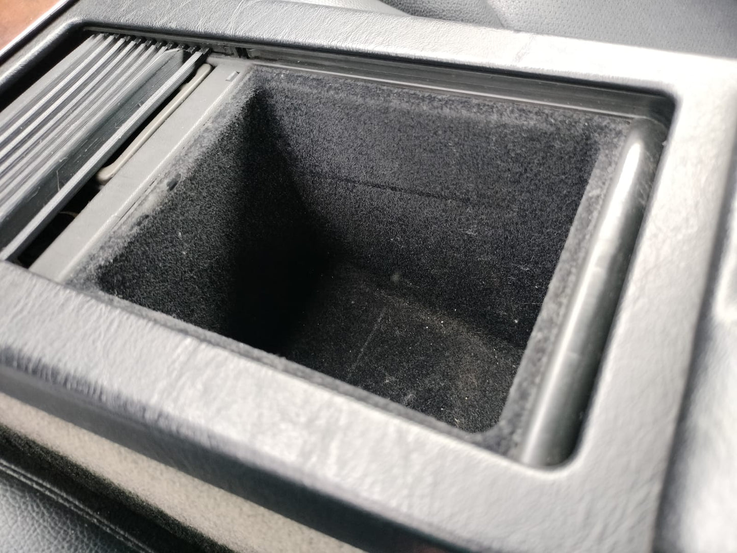 "Sip-n-Scroll" Mini Cupholder Becherhalter Getränkehalter für Mercedes R129 SL 500 320 300 73 AMG in Vließeinsatz