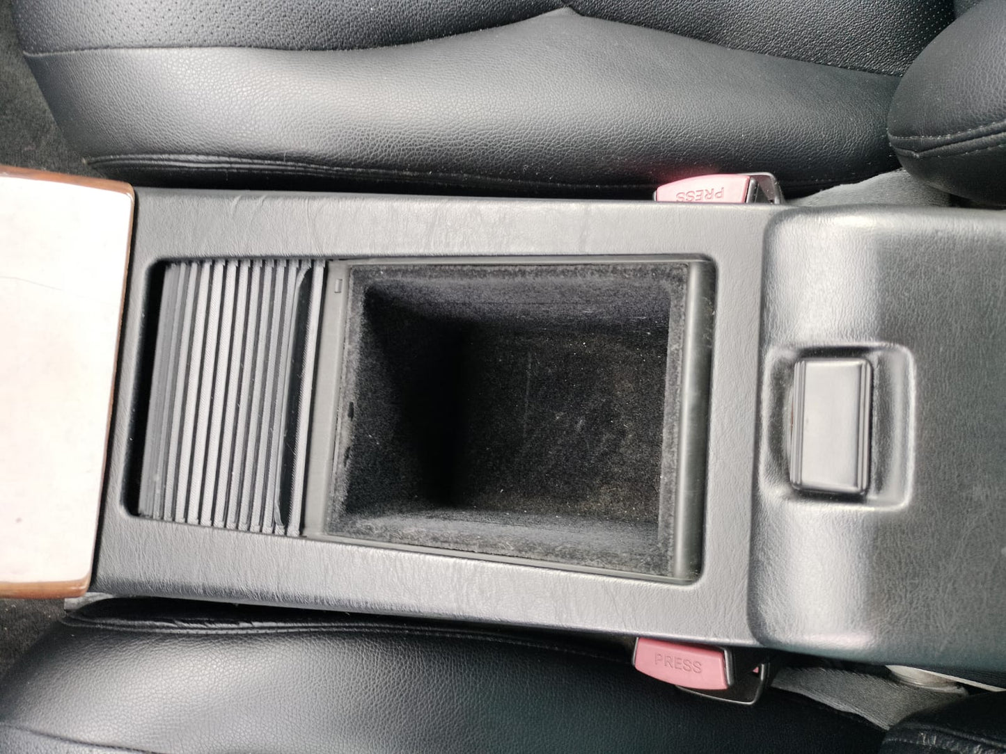 "Sip-n-Scroll" Mini Cupholder Becherhalter Getränkehalter für Mercedes R129 SL 500 320 300 73 AMG in Vließeinsatz
