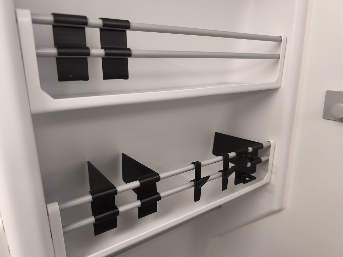 "Bubble-Box" Trenner für das Badregal beim VW Crafter Grand California