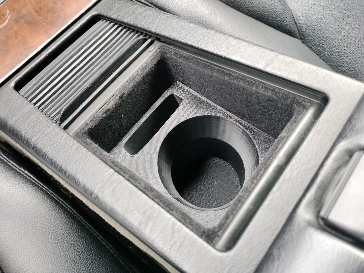 "Sip-n-Scroll" Mini Cupholder Becherhalter Getränkehalter für Mercedes R129 SL 500 320 300 73 AMG in Vließeinsatz