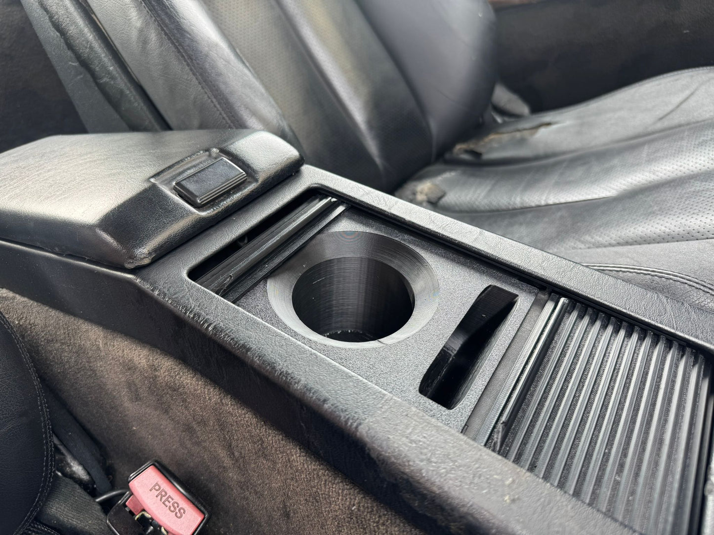 "Sip-n-Scroll" Cupholder Becherhalter Getränkehalter für Mercedes R129 SL 500 320 300 73 AMG 3D