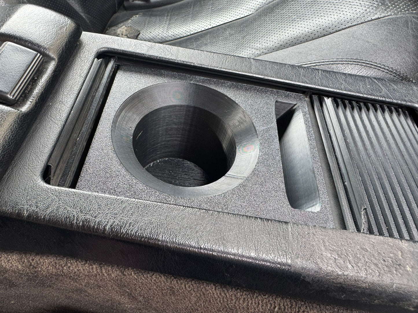 "Sip-n-Scroll" Cupholder Becherhalter Getränkehalter für Mercedes R129 SL 500 320 300 73 AMG 3D