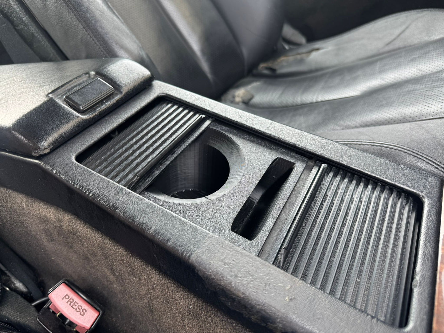 "Sip-n-Scroll" Cupholder Becherhalter Getränkehalter für Mercedes R129 SL 500 320 300 73 AMG 3D