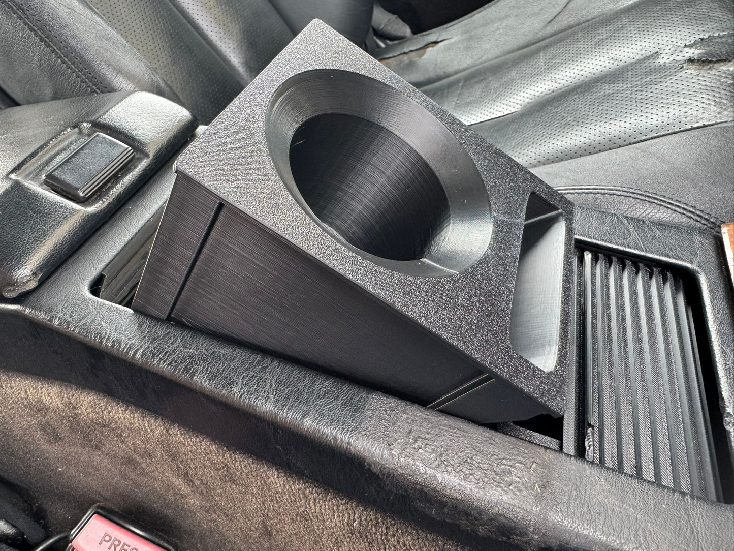 "Sip-n-Scroll" Cupholder Becherhalter Getränkehalter für Mercedes R129 SL 500 320 300 73 AMG 3D