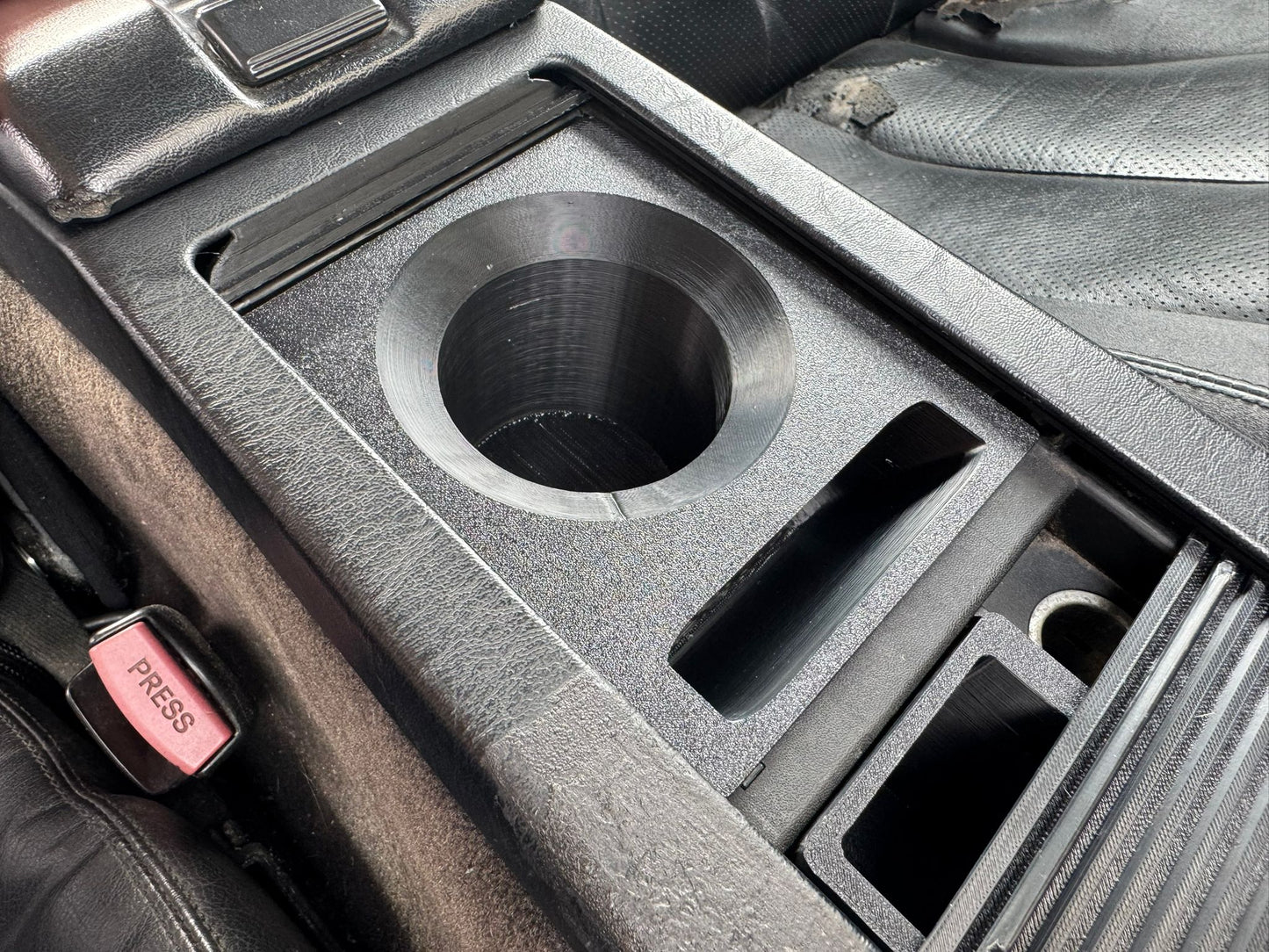 "Sip-n-Scroll" Cupholder Becherhalter Getränkehalter für Mercedes R129 SL 500 320 300 73 AMG 3D