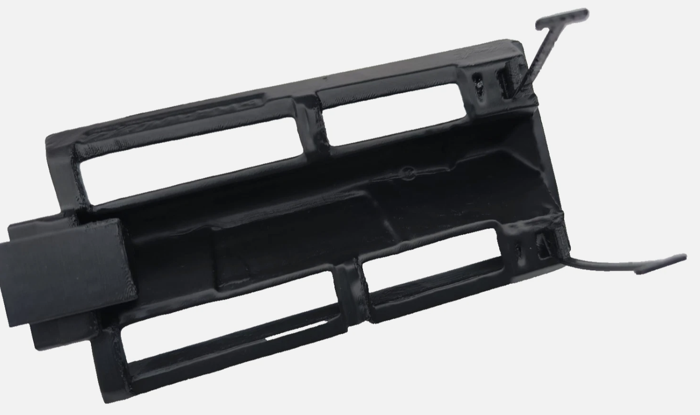 Tow Hook Cover in AMG Stoßstange für Mercedes Benz W124 C124