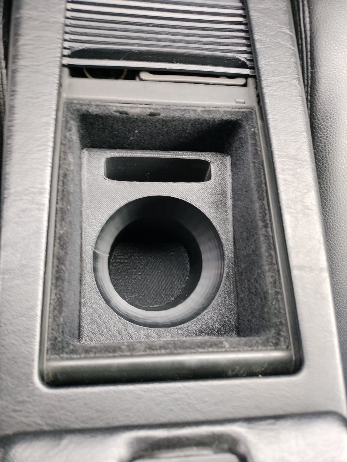 "Sip-n-Scroll" Mini Cupholder Becherhalter Getränkehalter für Mercedes R129 SL 500 320 300 73 AMG in Vließeinsatz