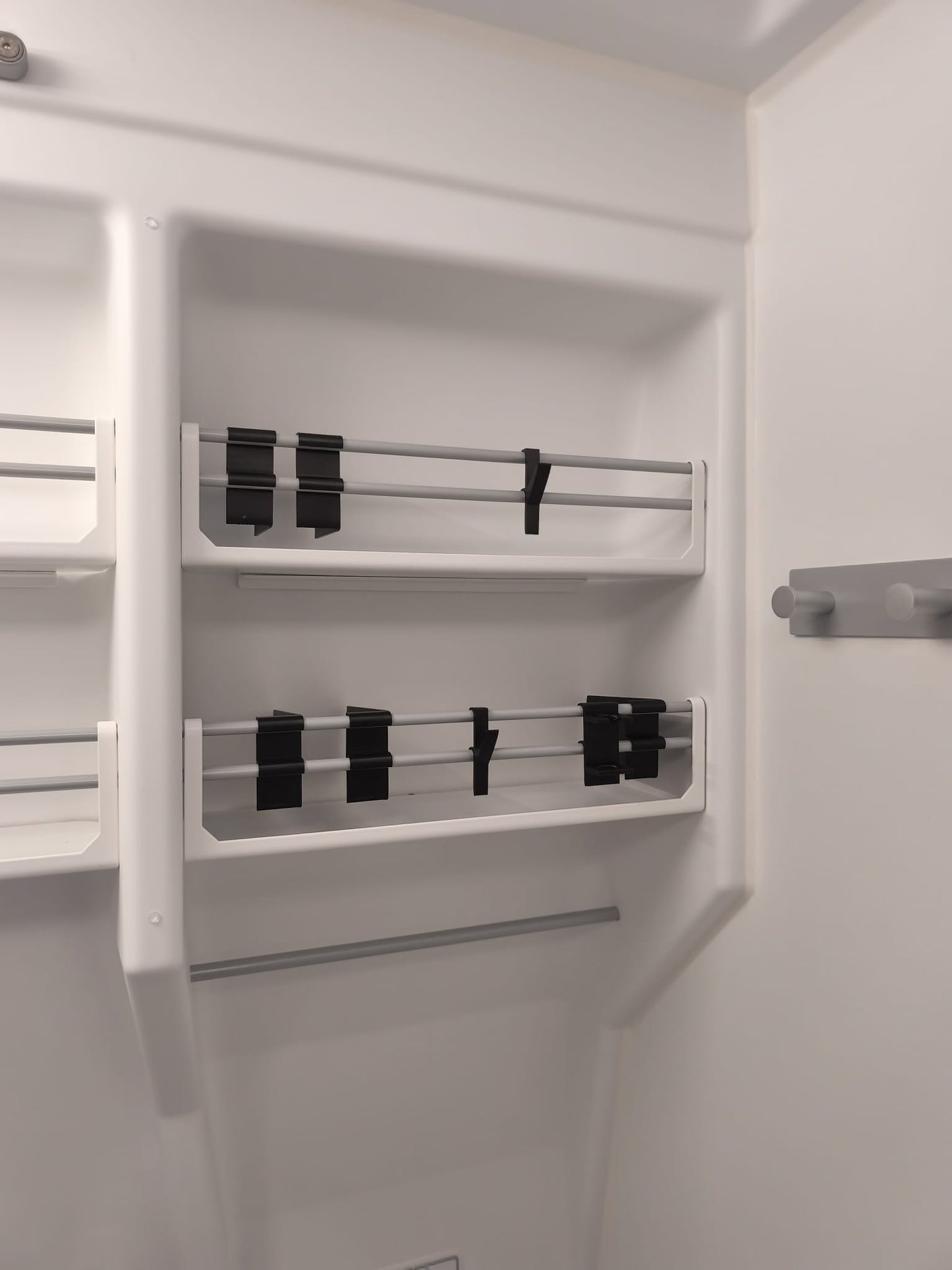 "Bubble-Box" Trenner für das Badregal beim VW Crafter Grand California