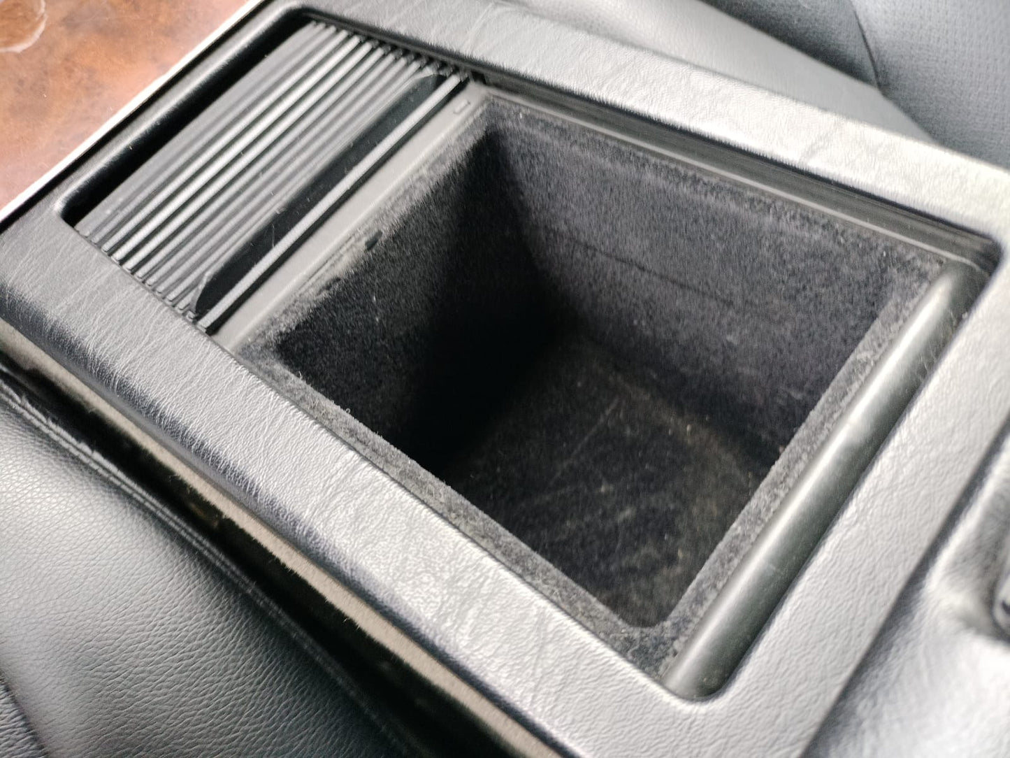 "Sip-n-Scroll" Mini Cupholder Becherhalter Getränkehalter für Mercedes R129 SL 500 320 300 73 AMG in Vließeinsatz