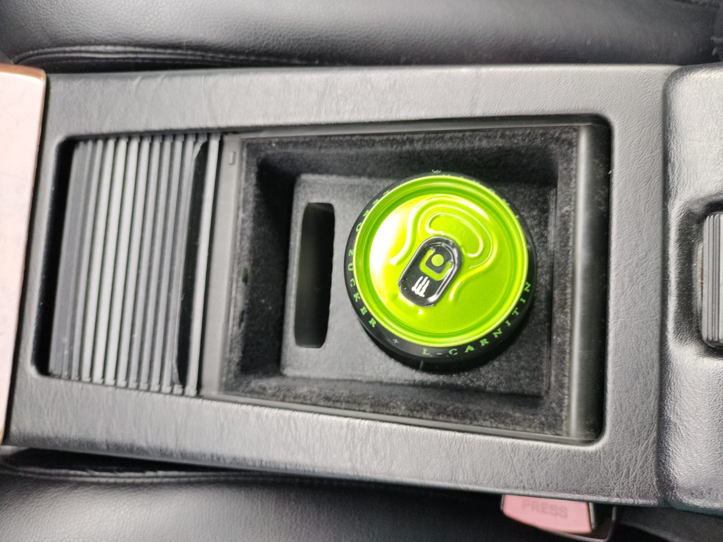 "Sip-n-Scroll" Mini Cupholder Becherhalter Getränkehalter für Mercedes R129 SL 500 320 300 73 AMG in Vließeinsatz