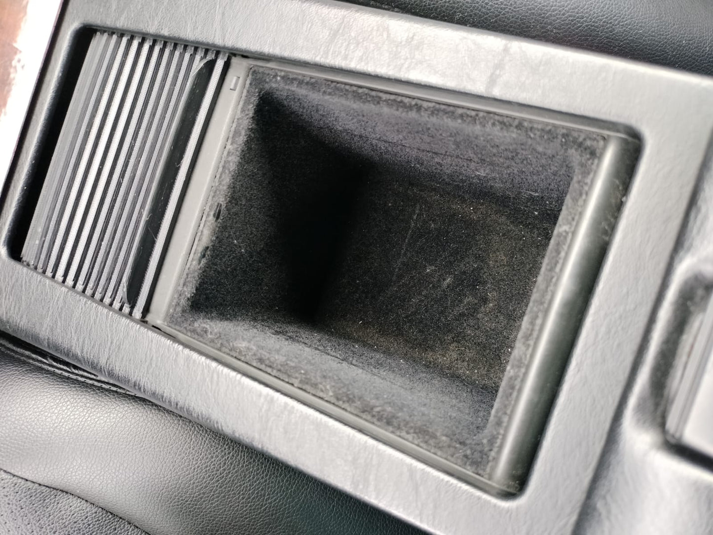"Sip-n-Scroll" Mini Cupholder Becherhalter Getränkehalter für Mercedes R129 SL 500 320 300 73 AMG in Vließeinsatz