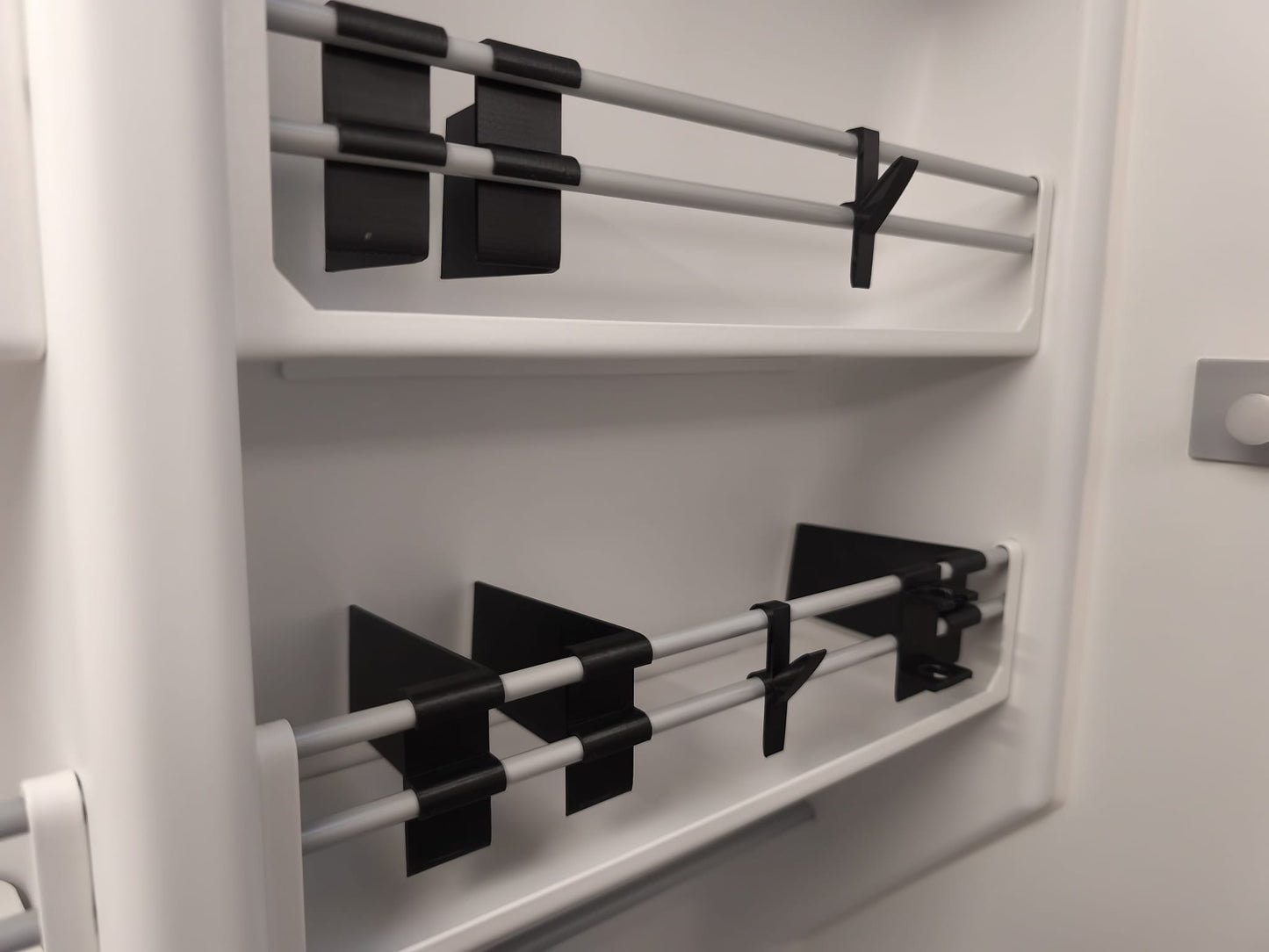 "Bubble-Box" Trenner für das Badregal beim VW Crafter Grand California