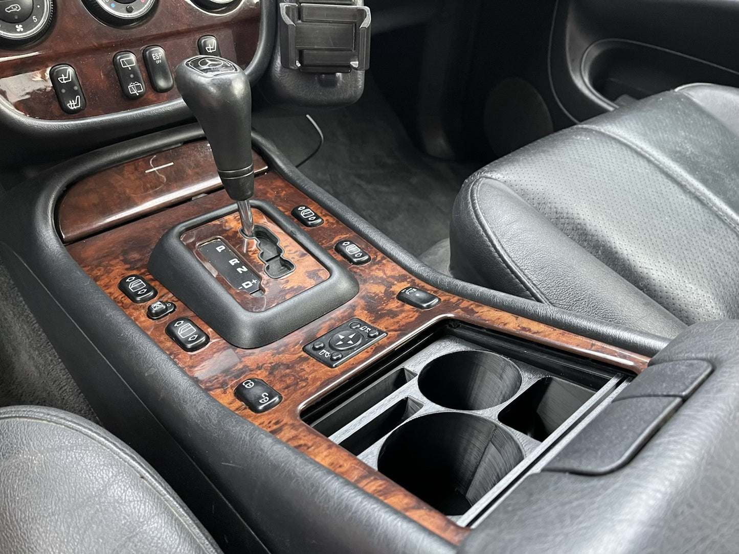 "Cup ’n’ Call" Mittelkonsolen-Einsatz Mercedes W163 ML Becher- & Smartphone-Halterung Organizer